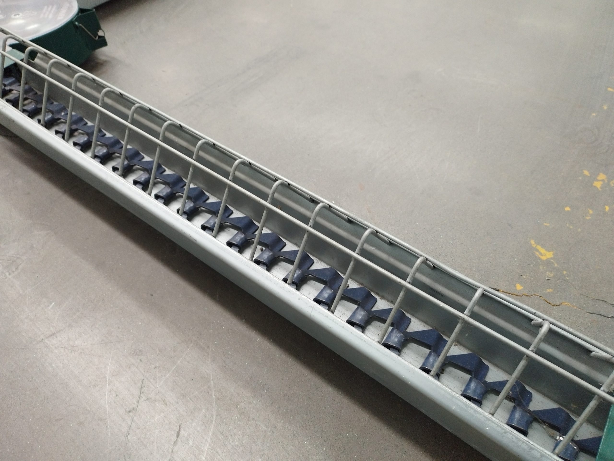 the floor chain feeding system the floor chain feeding system